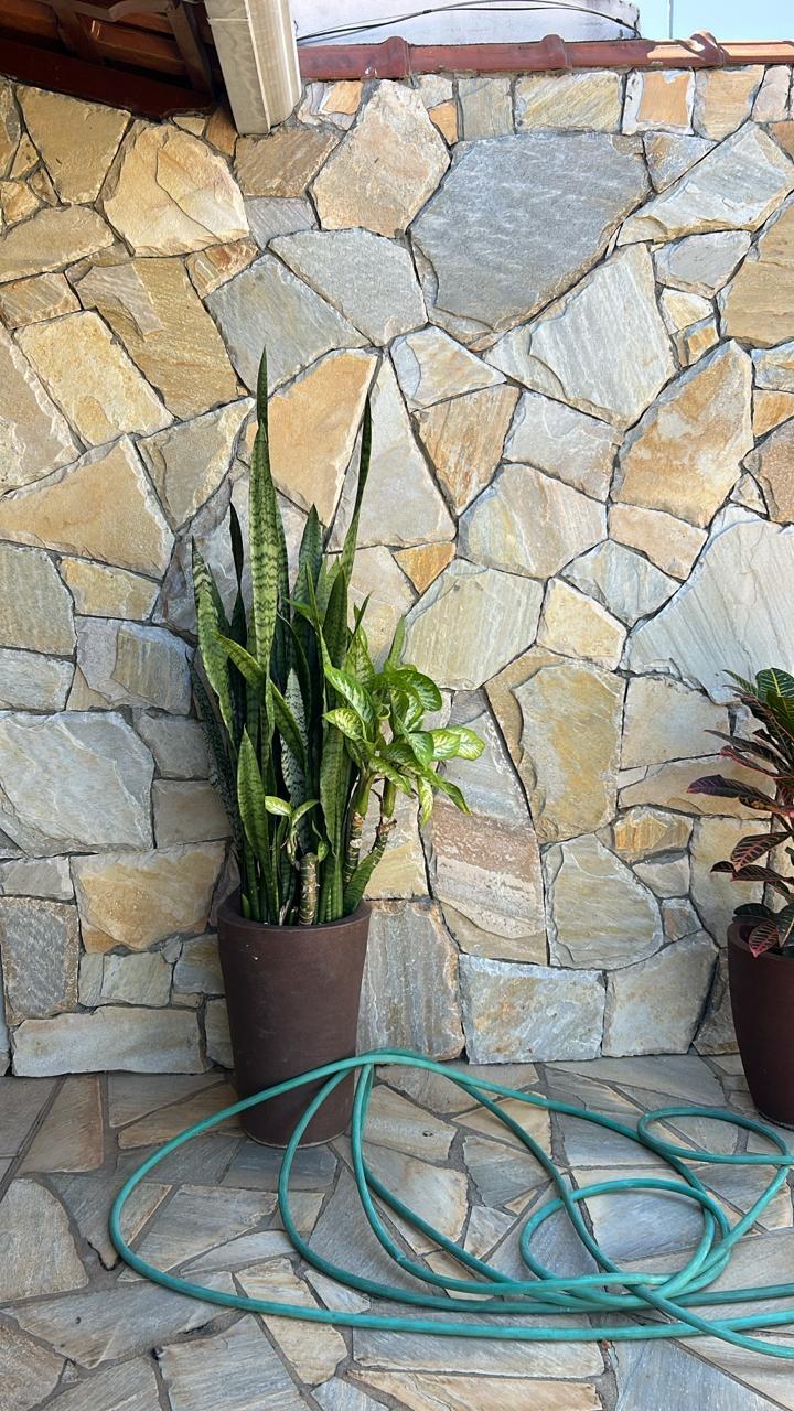 Detalhe pedra São Tomé amarela